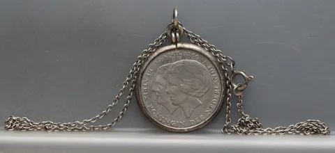 1 Gulden 1980 Dubbelkop — Nikkel Hanger aan Zilveren Ketting