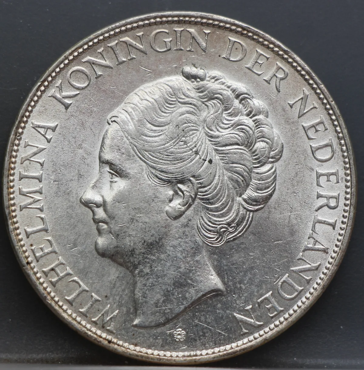 2½ Gulden 1940 — Zilveren Rijksdaalder Wilhelmina voorzijde