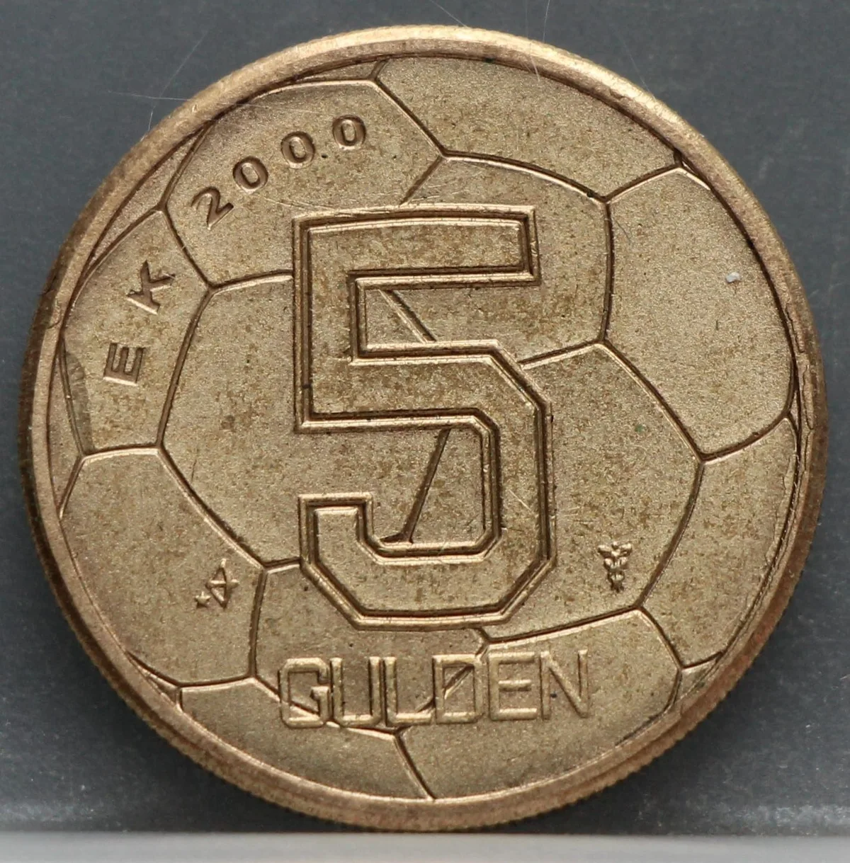 5 Gulden 2000 — European Football Championship voorzijde, Nederland, Verbronsd nikkel