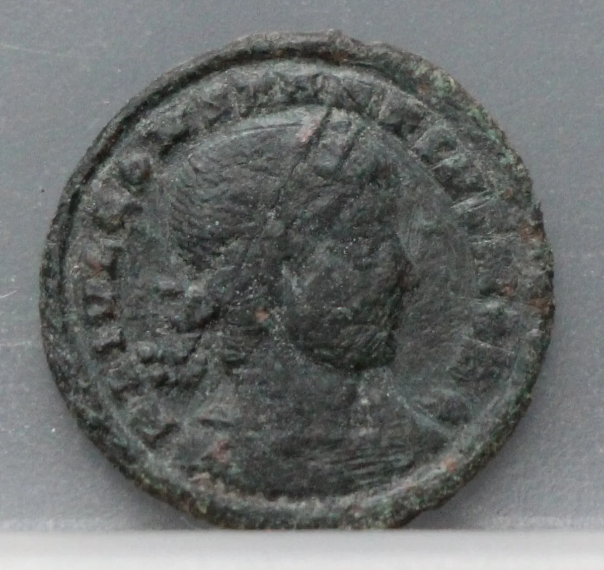 AE Follis 317-340 — Constantius II voorzijde, brons