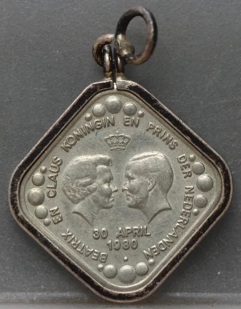 Herdenkingsstuiver 1980 Beatrix en Claus — Hanger